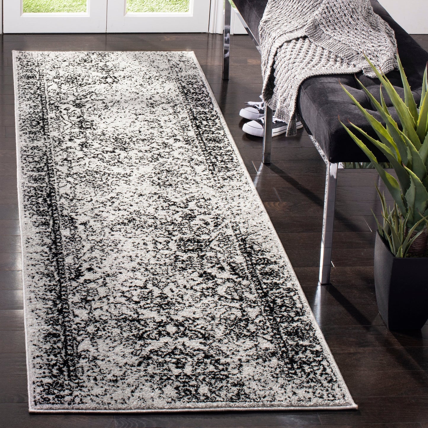 SAFAVIEH Adirondack Riin Rustic Shabby Chic Distressed Rug.