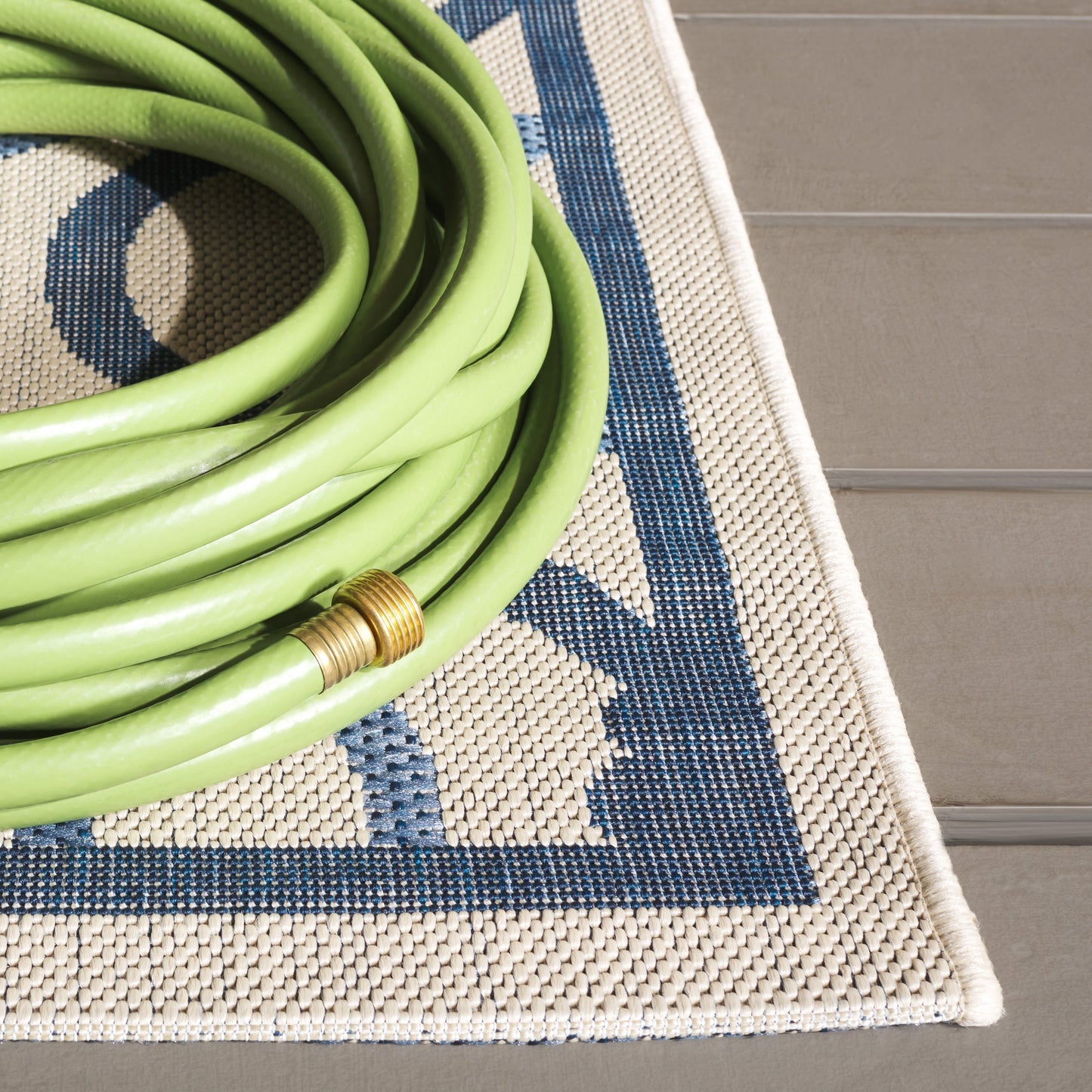 SAFAVIEH Courtyard Oyvor Indoor/ Outdoor Waterproof Patio Backyard Rug