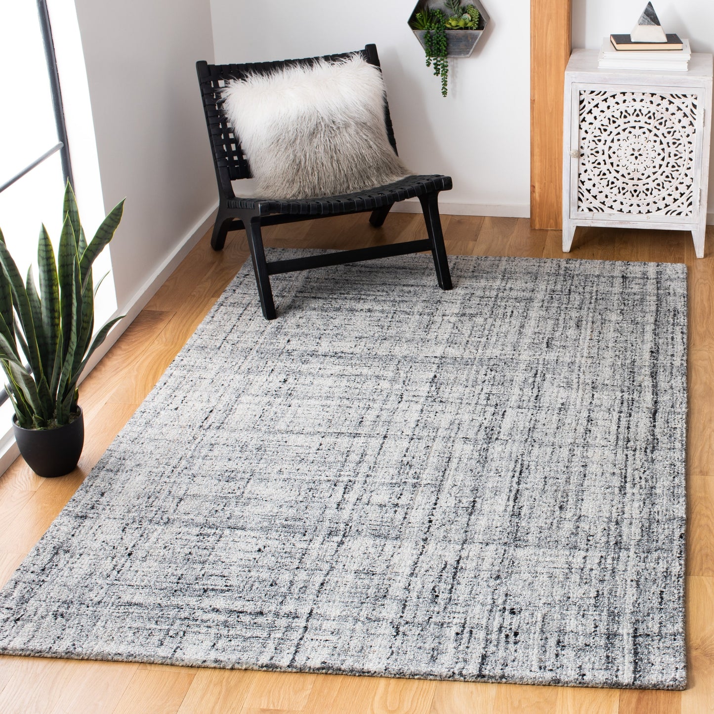 SAFAVIEH Handmade Abstract Coraly Modern Viscose Rug