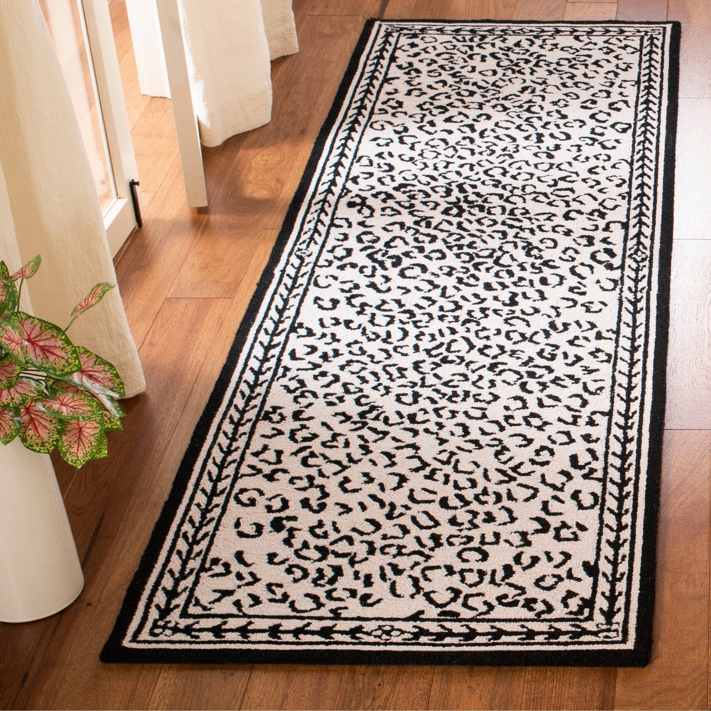 SAFAVIEH Handmade Chelsea Solar Garden Leopard French Country Wool Rug