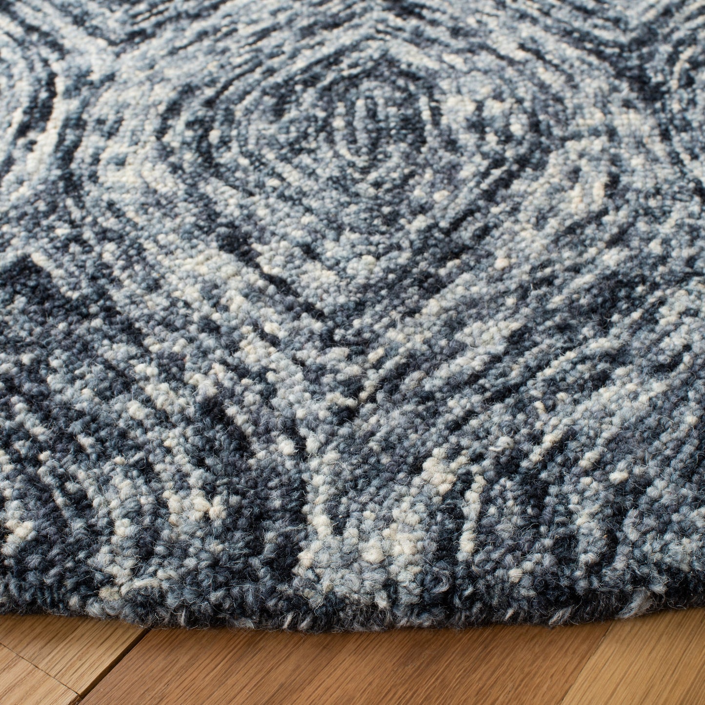 SAFAVIEH Handmade Ikat Lilija Wool Rug