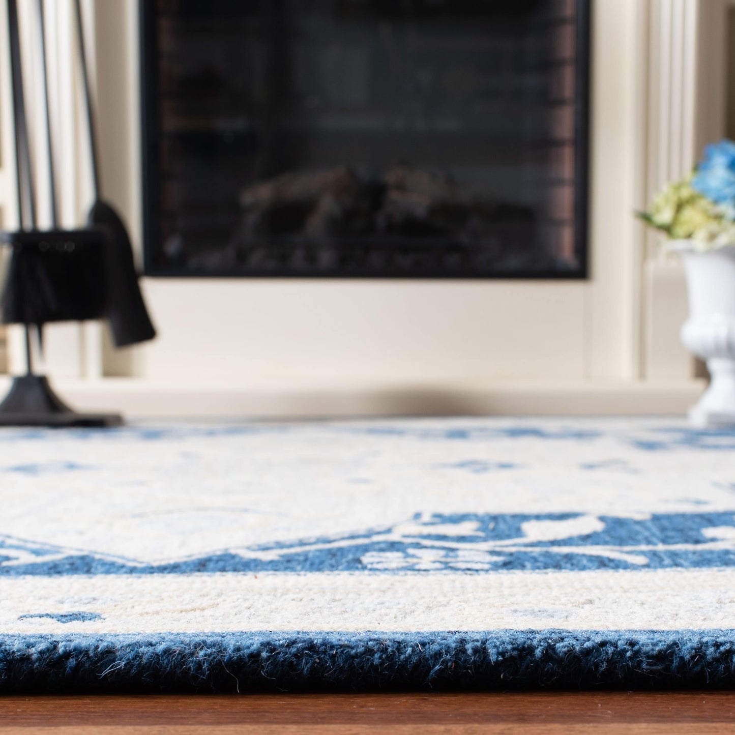 SAFAVIEH Handmade Micro-Loop Selveta Wool Rug