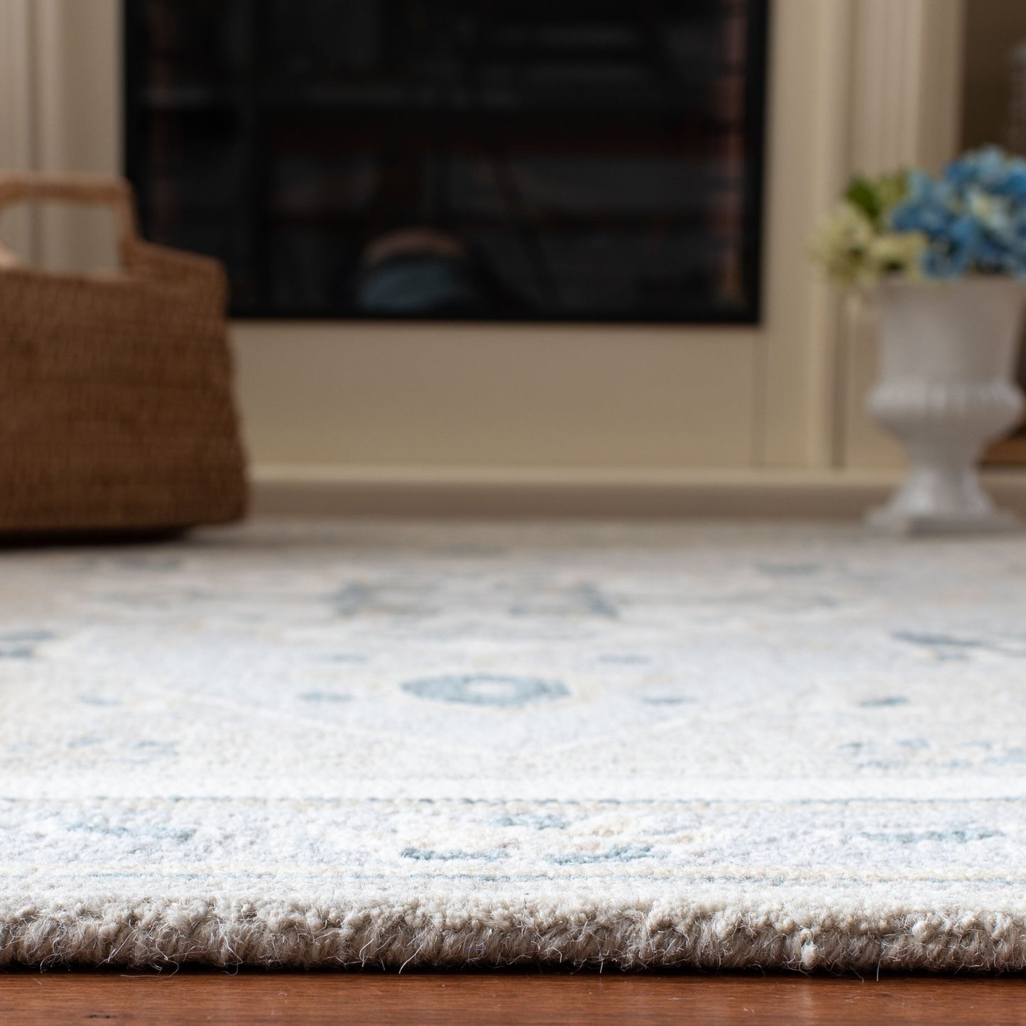 SAFAVIEH Handmade Micro-Loop Selveta Wool Rug