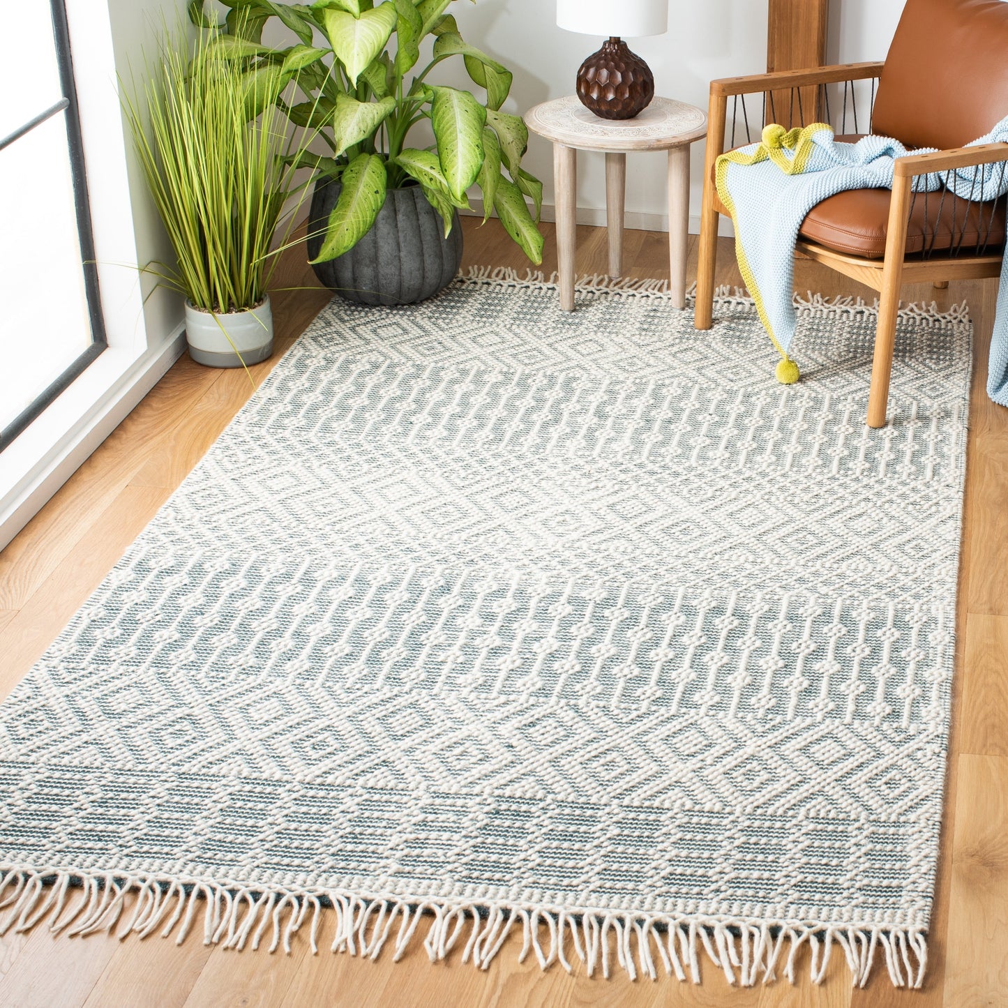SAFAVIEH Handmade Natura Estel Wool Fringe Rug