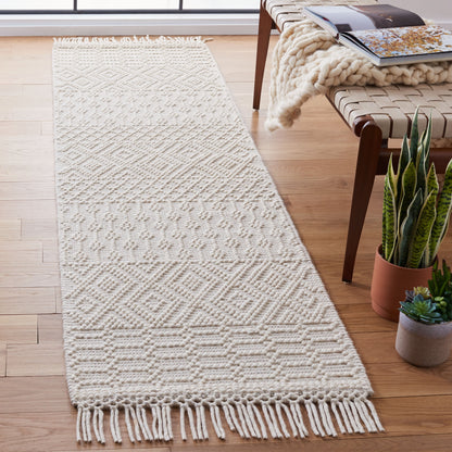SAFAVIEH Handmade Natura Estel Wool Fringe Rug