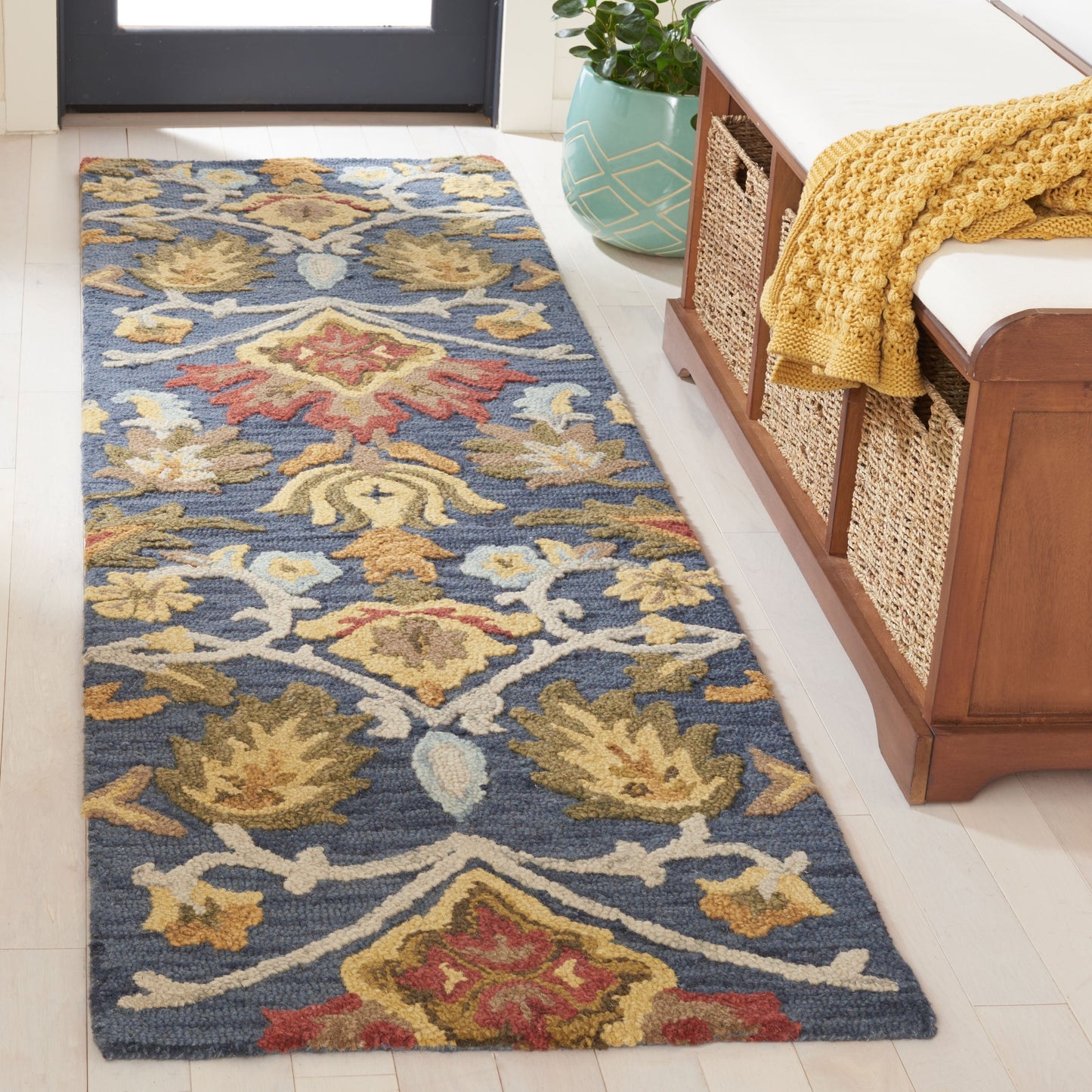 SAFAVIEH, Handmade Marietje Blossom French Country Wool Area Rug